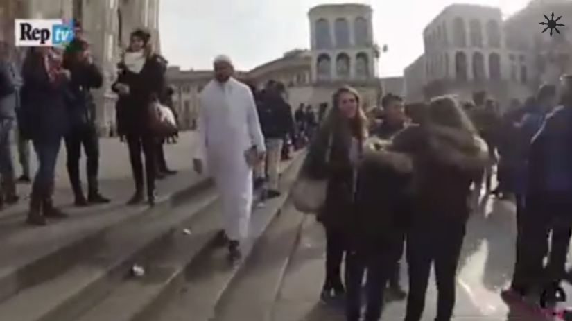Iklädd traditionella muslimska kläder gick mannen genom Milano.